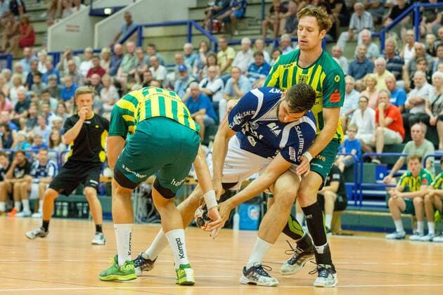 Leos Petrovsky ( 6, Bergischer HC) im Angriff gegen Dominick Waldhof ( 26, VfL Eintracht Hagen) und Jonas Dell ( 24, VfL Eintracht Hagen) Bergischer HC vs. VfL Eintracht Hagen, Handball, Testspiel, 21.07.18 Solingen NRW Deutschland Klingenhalle