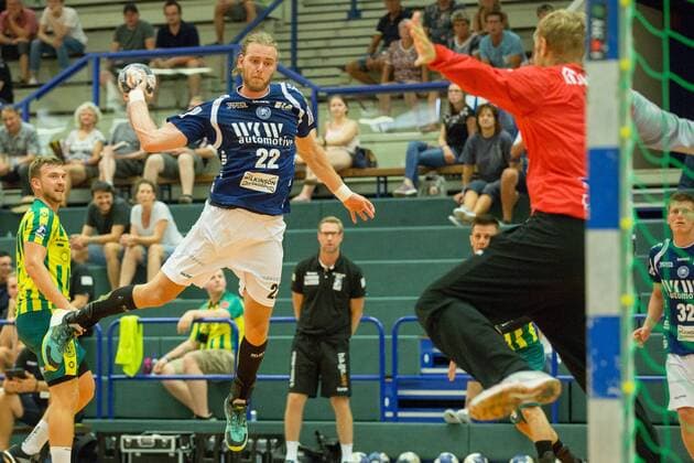 Fabian Gutbrod ( 22, Bergischer HC) beim Wurf gegen Tobias Mahnke ( 1, VfL Eintracht Hagen) Bergischer HC vs. VfL Eintracht Hagen, Handball, Testspiel, 21.07.18 Solingen NRW Deutschland Klingenhalle