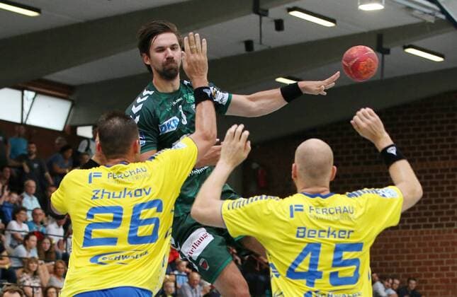 21.07.2018, Deutschland, Esslingen, Handball Marktplatzturnier Esslingen 2018: Füchse Berlin vs. VfL Gummersbach: v.l. Stanislav Zhukov (VfL), Jakob Holm (Füchse), Alexander Becker (VfL)