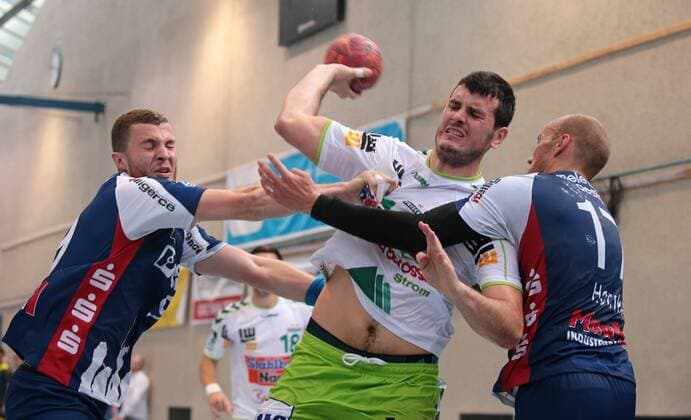 21.07.2018, Deutschland, Esslingen, Handball Marktplatzturnier Esslingen 2018: Frisch Auf! Göppingen vs. TBV Lemgo: v.l. Dominik Ebner (TBV), Ivan Sliskovic (FAG), Tim Hornke (TBV)
