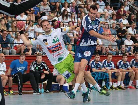 21.07.2018, Deutschland, Esslingen, Handball Marktplatzturnier Esslingen 2018: Frisch Auf! Göppingen vs. TBV Lemgo: v.l. Kresimir Kozina (FAG), Isaias Guardiola (TBV)