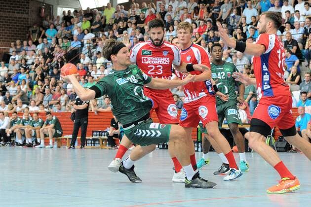Erik Schmidt (Fuechse Berlin 28) gegen Tim Suton (TBV Lemgo 23) Handball,Maenner,Vorbereitungsturnier,Esslinger Markplatzturniers,Finale,21.07.2018, Foto:TBaur Eibner Fuechse Berlin vs. TBV Lemgo Esslingen Copyright: xEIBNER TobiasxBaurx EP_TBR