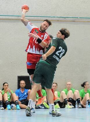 Fabian van Olphen (TBV Lemgo 10) gegen Erik Schmidt (Fuechse Berlin 28) Handball,Maenner,Vorbereitungsturnier,Esslinger Markplatzturniers,Finale,21.07.2018, Foto:TBaur Eibner Fuechse Berlin vs. TBV Lemgo Esslingen Copyright: xEIBNER TobiasxBaurx EP_TBR
