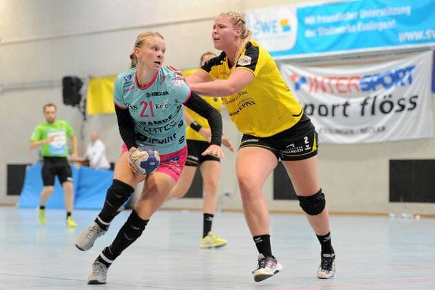 Tamara Haggerty (TusSies Metzingen 21) gegen Stefanie Schoeneberg (Schwaben Hornets Nellingen 2) TusSies Metzingen,Handball,Ligaspiel;Vorbereitung,Esslinger Markplatzturniers,21.07.2018;Foto:TBaur Eibner TusSies Metzingen vs. Schwaben Hornets Nellingen Esslingen Copyright: xEIBNER TobiasxBaurx EP_TBR