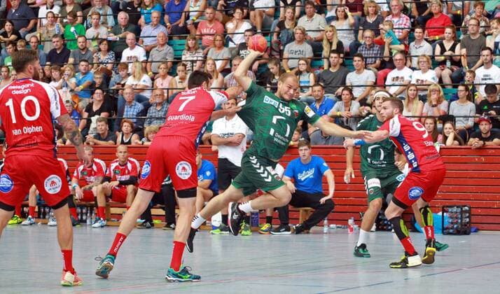 Esslingen Marktplatzturnier 2018 Deutschland, Esslingen, 21.07.2018, Handball, Esslingen Marktplatzturnier 2018: Paul Drux (95, Füchse Berlin) gegen Isaias Guardiola (7, TBV Lemgo) und Dominik Ebner (9, TBV Lemgo).
