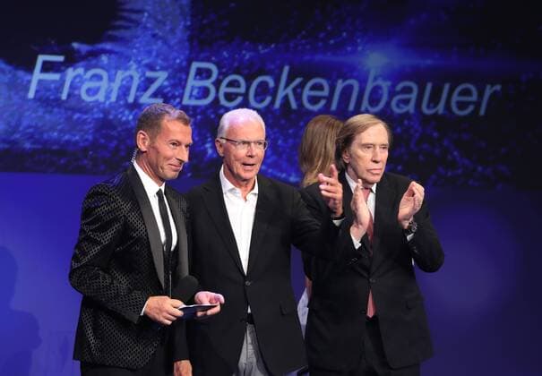 Bayerischer Sportpreis des Ministerpräsidenten Franz Beckenbauer wird zum Jahrhundert Sportler von Bayern ausgezeichnet Franz Beckenbauer wird zum Sportler des Jahrhunderts ausgezeichnet Moderator Markus Othmer, Franz Beckenbauer und Günter Netzer Münchdn Bayern Deutschland BMW Welt