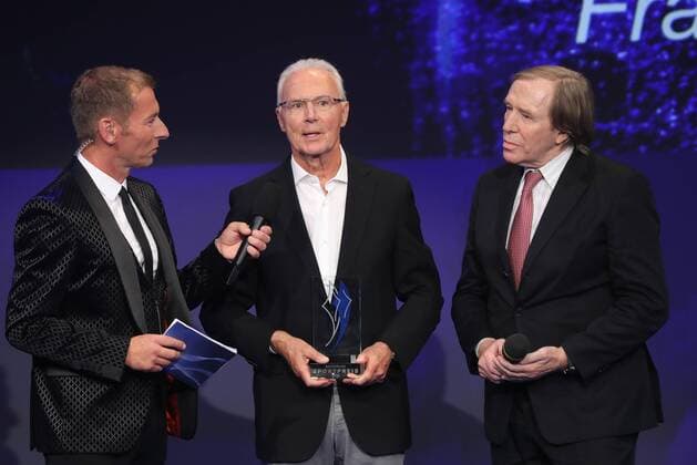 Bayerischer Sportpreis des Ministerpräsidenten Franz Beckenbauer wird zum Jahrhundert Sportler von Bayern ausgezeichnet Franz Beckenbauer wird zum Sportler des Jahrhunderts ausgezeichnet Moderator Markus Othmer, Franz Beckenbauer und Günter Netzer Münchdn Bayern Deutschland BMW Welt