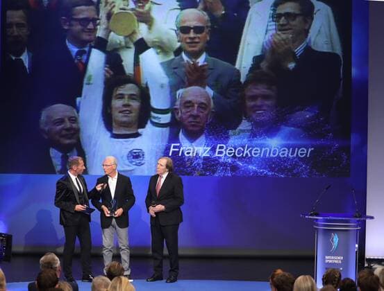 Bayerischer Sportpreis des Ministerpräsidenten Franz Beckenbauer wird zum Jahrhundert Sportler von Bayern ausgezeichnet Franz Beckenbauer wird zum Sportler des Jahrhunderts ausgezeichnet Moderator Markus Othmer, Franz Beckenbauer und Günter Netzer Münchdn Bayern Deutschland BMW Welt