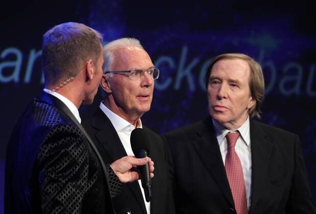 Bayerischer Sportpreis des Ministerpräsidenten Franz Beckenbauer wird zum Jahrhundert Sportler von Bayern ausgezeichnet Franz Beckenbauer wird zum Sportler des Jahrhunderts ausgezeichnet Moderator Markus Othmer, Franz Beckenbauer und Günter Netzer Münchdn Bayern Deutschland BMW Welt
