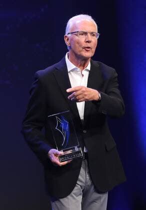 Bayerischer Sportpreis des Ministerpräsidenten Franz Beckenbauer wird zum Jahrhundert Sportler von Bayern ausgezeichnet Franz Beckenbauer wird zum Sportler des Jahrhunderts ausgezeichnet Franz Beckenbauer mit dem Bayerischen Sportpreis Münchdn Bayern Deutschland BMW Welt