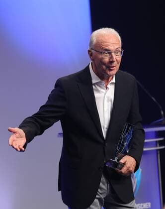 Bayerischer Sportpreis des Ministerpräsidenten Franz Beckenbauer wird zum Jahrhundert Sportler von Bayern ausgezeichnet Franz Beckenbauer wird zum Sportler des Jahrhunderts ausgezeichnet Franz Beckenbauer mit dem Bayerischen Sportpreis Münchdn Bayern Deutschland BMW Welt