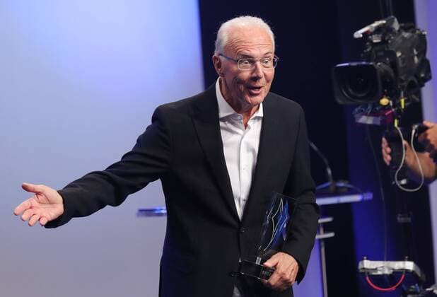 Bayerischer Sportpreis des Ministerpräsidenten Franz Beckenbauer wird zum Jahrhundert Sportler von Bayern ausgezeichnet Franz Beckenbauer wird zum Sportler des Jahrhunderts ausgezeichnet Franz Beckenbauer mit dem Bayerischen Sportpreis Münchdn Bayern Deutschland BMW Welt