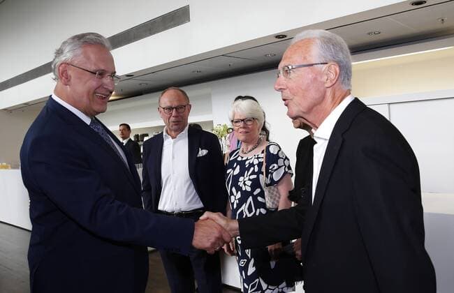 Bayerischer Sportpreis des Ministerpräsidenten Franz Beckenbauer wird zum Jahrhundert Sportler von Bayern ausgezeichnet Franz Beckenbauer wird zum Sportler des Jahrhunderts ausgezeichnetDer bayerische Innenminister Joachim Herrmann begrüßt Franz Beckenbauer Münchdn Bayern Deutschland BMW Welt