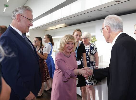 Bayerischer Sportpreis des Ministerpräsidenten Franz Beckenbauer wird zum Jahrhundert Sportler von Bayern ausgezeichnet Franz Beckenbauer wird zum Sportler des Jahrhunderts ausgezeichnet Franz Beckenbauer begrüßt Gerswid Herrmann, dieFrau des bayerischen Innenminister (links) Münchdn Bayern Deutschland BMW Welt