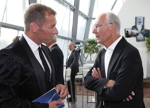 Bayerischer Sportpreis des Ministerpräsidenten Franz Beckenbauer wird zum Jahrhundert Sportler von Bayern ausgezeichnet Franz Beckenbauer wird zum Sportler des Jahrhunderts ausgezeichnet Besprechung mit Markus Othmer und Franz Beckenbauer Münchdn Bayern Deutschland BMW Welt