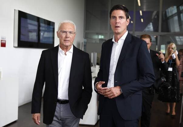 Bayerischer Sportpreis des Ministerpräsidenten Franz Beckenbauer wird zum Jahrhundert Sportler von Bayern ausgezeichnet Franz Beckenbauer wird zum Sportler des Jahrhunderts ausgezeichnet Franz Beckenbauer und Marcus Höfl (Manager) Münchdn Bayern Deutschland BMW Welt