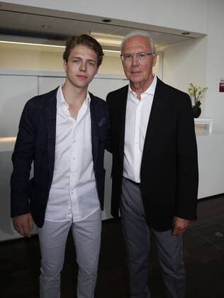 Bayerischer Sportpreis des Ministerpräsidenten Franz Beckenbauer wird zum Jahrhundert Sportler von Bayern ausgezeichnet Franz Beckenbauer wird zum Sportler des Jahrhunderts ausgezeichnet Franz Beckenbauer und sein Sohn Joel Münchdn Bayern Deutschland BMW Welt