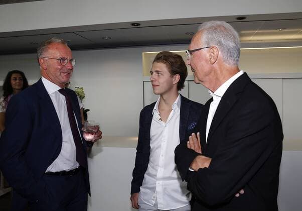 Bayerischer Sportpreis des Ministerpräsidenten Franz Beckenbauer wird zum Jahrhundert Sportler von Bayern ausgezeichnet Franz Beckenbauer wird zum Sportler des Jahrhunderts ausgezeichnet Karl-Heinz Rummenigge , Joel und Franz Beckenbauer Münchdn Bayern Deutschland BMW Welt
