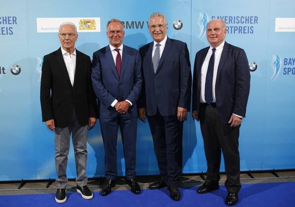 Bayerischer Sportpreis des Ministerpräsidenten Franz Beckenbauer wird zum Jahrhundert Sportler von Bayern ausgezeichnet Franz Beckenbauer wird zum Sportler des Jahrhunderts ausgezeichnet von links: Franz Beckenbauer, Karl-Heinz Rummenigge, Innenminister Joachim Herrmann und Uli Hoeneß Münchdn Bayern Deutschland BMW Welt