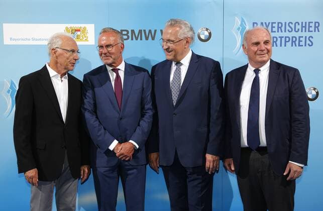 Bayerischer Sportpreis des Ministerpräsidenten Franz Beckenbauer wird zum Jahrhundert Sportler von Bayern ausgezeichnet Franz Beckenbauer wird zum Sportler des Jahrhunderts ausgezeichnet von links: Franz Beckenbauer, Karl-Heinz Rummenigge, Innenminister Joachim Herrmann und Uli Hoeneß Münchdn Bayern Deutschland BMW Welt