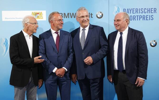 Bayerischer Sportpreis des Ministerpräsidenten Franz Beckenbauer wird zum Jahrhundert Sportler von Bayern ausgezeichnet Franz Beckenbauer wird zum Sportler des Jahrhunderts ausgezeichnet von links: Franz Beckenbauer, Karl-Heinz Rummenigge, Innenminister Joachim Herrmann und Uli Hoeneß Münchdn Bayern Deutschland BMW Welt