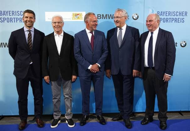 Bayerischer Sportpreis des Ministerpräsidenten Franz Beckenbauer wird zum Jahrhundert Sportler von Bayern ausgezeichnet Franz Beckenbauer wird zum Sportler des Jahrhunderts ausgezeichnet von links: Thomas Hitzlsperger, Franz Beckenbauer, Karl-Heinz Rummenigge, Innenminister Joachim Herrmann und Uli Hoeneß Münchdn Bayern Deutschland BMW Welt