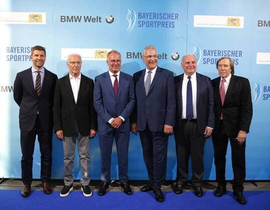Bayerischer Sportpreis des Ministerpräsidenten Franz Beckenbauer wird zum Jahrhundert Sportler von Bayern ausgezeichnet Franz Beckenbauer wird zum Sportler des Jahrhunderts ausgezeichnet von links: Thomas Hitzlsperger, Franz Beckenbauer, Karl-Heinz Rummenigge, Innenminister Joachim Herrmann und Uli Hoeneß, Günter Netzer Münchdn Bayern Deutschland BMW Welt