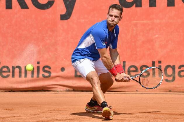 GER, 1. Tennis-Point Bundesliga Herren, Badwerk Gladbacher HTC vs. HTC Blau-Weiß Krefeld e.V. 22.07.2018, Badwerk Gladbacher HTC, GER, 1. TP-BL, Badwerk Gladbacher HTC vs. HTC Blau-Weiß Krefeld e.V., im Bild Ojeda Lara, Ricardo ESP beim Rueckhandschlag