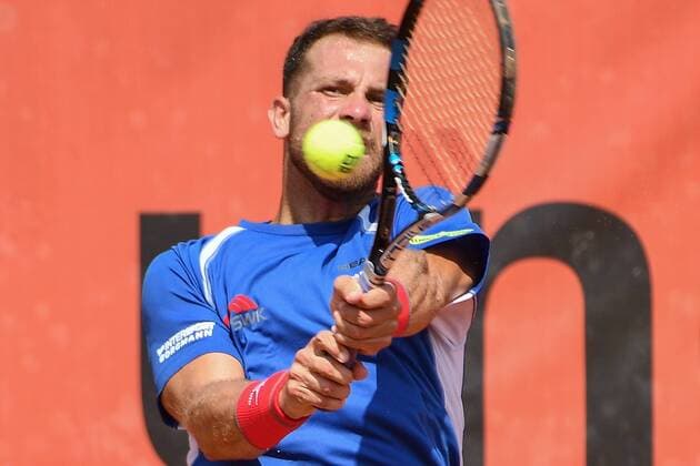 GER, 1. Tennis-Point Bundesliga Herren, Badwerk Gladbacher HTC vs. HTC Blau-Weiß Krefeld e.V. 22.07.2018, Badwerk Gladbacher HTC, GER, 1. TP-BL, Badwerk Gladbacher HTC vs. HTC Blau-Weiß Krefeld e.V., im Bild Ojeda Lara, Ricardo ESP beim Rueckhandschlag