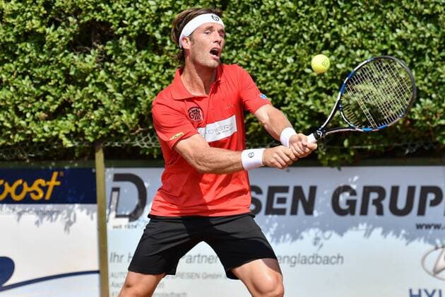 GER, 1. Tennis-Point Bundesliga Herren, Badwerk Gladbacher HTC vs. HTC Blau-Weiß Krefeld e.V. 22.07.2018, Badwerk Gladbacher HTC, GER, 1. TP-BL, Badwerk Gladbacher HTC vs. HTC Blau-Weiß Krefeld e.V., im Bild Gimeno-Traver, Daniel ESP beim Rueckhandschlag