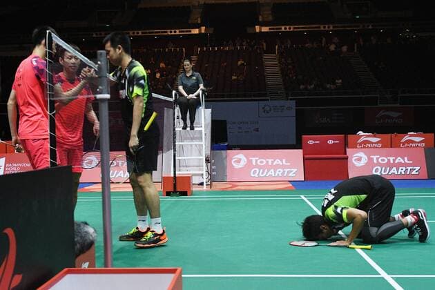 Sport Themen der Woche KW29 Sport Bilder des Tages (180722) -- SINGAPORE, July 22, 2018 -- Indonesia s Mohammad Ahsan (1st R) Hendra Setiawan celebrate after winning the men s doubles final against Ou Xuanyi Ren Xiangyu of China at the Singapore Badminton Open held at the Singapore Indoor Stadium on July 22, 2018. Mohammad Ahsan Hendra Setiawan claimed the title 2-0. ) (SP)SINGAPORE-BADMINTON-SINGAPORE OPEN-MEN S DOUBLE-FINAL ThenxChihxWey 