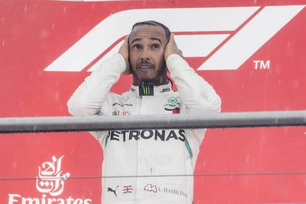 Motorsport: Formel 1, Saison 2018 2019, Rennen am Sonntag, 22.07.2018, am Hockenheimring in Hockenheim (Deutschland). Lewis Hamilton (Mercedes AMG Petronas) schlägt auf dem Siegerpodest die Hände hinter den Kopf. Copyright: xInderliedx
