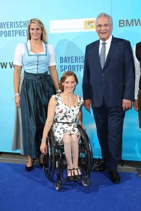 Joachim Herrmann mit Natalie Geisenberger und Anna Schaffelhuber, Bayerischer Sportpreis 2018 in der BMW Welt in Muenchen am 21.07.2018