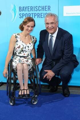Joachim Herrmann und Anna Schaffelhuber, Bayerischer Sportpreis 2018 in der BMW Welt in Muenchen am 21.07.2018