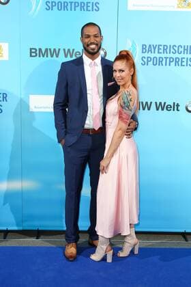 Kamghe Gaba mit Ehefrau Julia Schober, Bayerischer Sportpreis 2018 in der BMW Welt in Muenchen am 21.07.2018