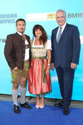 Georg Schorsch Hackl mit Freundin Kornelia Koller und Joachim Herrmann, Bayerischer Sportpreis 2018 in der BMW Welt in Muenchen am 21.07.2018 *** Georg Schorsch Hackl with girlfriend Kornelia Koller and Joachim Herrmann Bavarian Sports Award 2018 in the BMW World in Munich on 21 07 2018