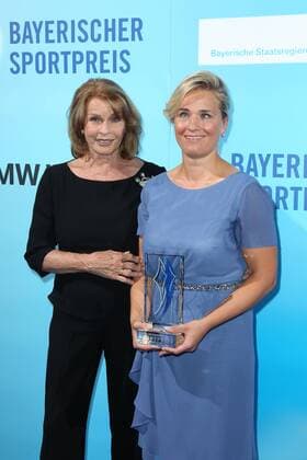 Senta Berger und Verena Bentele, Bayerischer Sportpreis 2018 in der BMW Welt in Muenchen am 21.07.2018