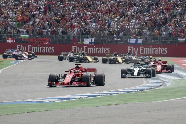 Motorsport: Formel 1, Saison 2018 2019, Rennen am Sonntag, 22.07.2018, am Hockenheimring in Hockenheim (Deutschland). Sebastian Vettel (Scuderia Ferrari) biegt nach dem Start als Erster in die Kurve ein. Copyright: xInderliedx