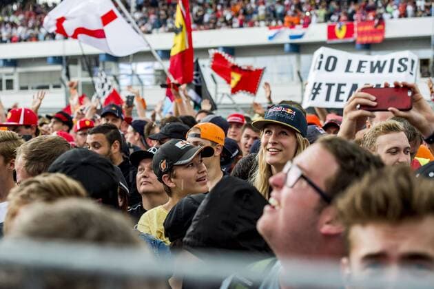 Motorsport: Formel 1, Saison 2018 2019, Rennen am Sonntag, 22.07.2018, am Hockenheimring in Hockenheim (Deutschland). Die Fans feiern vor dem Siegerpodest. Copyright: xInderliedx