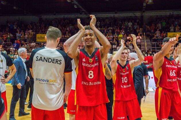 EuroBasket 2022, DBB, Historie, EM - Historie Sport Themen der Woche KW29 Sport Bilder des Tages GER, Basketball EM 2018 U20 Männer Maenner in Chemnitz, Spiel um Platz 3 Deutschland vs. Frankreich 22.07.2018, Messe, Chemnitz, GER, Basketball EM 2018 U20 Männer Maenner in Chemnitz, Spiel um Platz 3 Deutschland vs. Frankreich, im Bild Jubel der deutschen Nationalmannschaft nach dem 80:71 Sieg gegen Frankreich und dem Erreichen des 3. Platzes bei der Basketball EM 2018, der besten Platzierung aller Zeiten Louis Olinde ( 8, Deutschland), Ferdinand Zylka ( 10, Deutschland), Filip Stanic ( 65, Deutschland),
