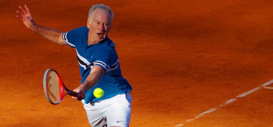Ex-Tennisprofi John McEnroe (USA) im Legendenmatch am gegen Michael Stich am Rothenbaum.