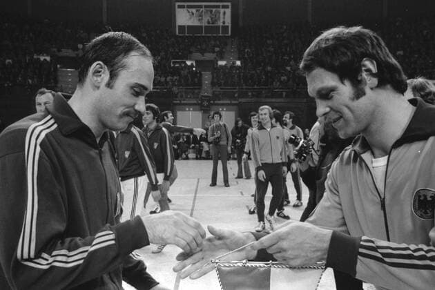 Die beiden Mannschaftskapitaene Hrvoja HORVAT (Jugoslawien), links, und Hans Guenther (Hansi) SCHMIDT (Günther), Bundesrepublik Deutschland, beim Wimpeltausch vor dem Spiel, Handball Deutschland BRD - Jugoslawie am 14.01.1974, Â