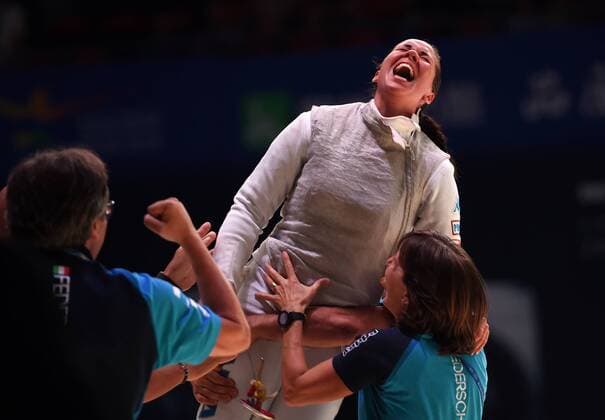 Sport Themen der Woche KW30 Sport Bilder des Tages (180723) -- WUXI, July 23, 2018 -- Alice Volpi of Italy celebrates victory after winning the women s foil final against Ysaora Thibus of France at the Fencing World Championships in Wuxi, east China s Jiangsu Province, July 23, 2018. ) (SP)CHINA-JIANGSU-WUXI-FENCING-WORLD CHAMPIONSHIPS (CN) HanxYuqing 