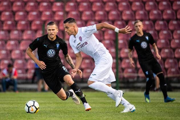 180724 Cristian Manea of Cluj and Arnor Ingvi Traustason of Malmö FF competes for the ball during the UEFA Champions League qualifying match between Cluj and Malmö FF on July 24, 2018 in Cluj. Photo: Ludvig Thunman BILDBYRAN kod LT 35510 Copyright: LUDVIGxTHUNMAN BB180724LT018