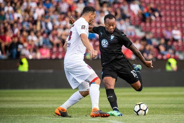 180724 Paulo Vinicius of Cluj defends against Carlos Strandberg of Malmö FF during the UEFA Champions League qualifying match between Cluj and Malmö FF on July 24, 2018 in Cluj. Photo: Ludvig Thunman BILDBYRAN kod LT 35510 Copyright: LUDVIGxTHUNMAN BB180724LT020