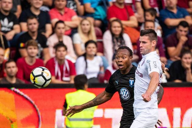 180724 Carlos Strandberg of Malmö FF and Andrei MureÈ?an of Cluj competes for the ball during the UEFA Champions League qualifying match between Cluj and Malmö FF on July 24, 2018 in Cluj. Photo: Ludvig Thunman BILDBYRAN kod LT 35510 Copyright: LUDVIGxTHUNMAN BB180724LT022