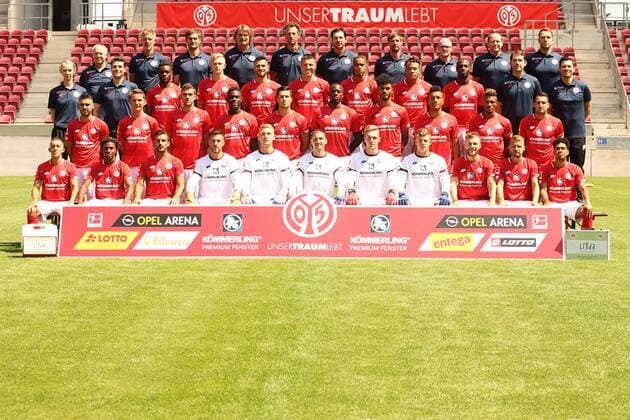 HI. REIHE V.LI. : WALTER NOTTER (ZEUGWART), AXEL BUSENBELL (ATHLETIKTRAINER), JONAS GRUENEWALD (ATHLETIKTRAINER), STEPHAN KUHNERT (TORWARTTRAINER), JAN-MORITZ LICHTE (CO-TRAINER), SANDRO SCHWARZ (CHEFTRAINER), MICHAEL FALKENMAYER (CO-TRAINER), DANIEL FISCHER (VIDEOANALYSE), STEFAN STUEWE (PHYSIOTHERAPEUT), NICO HOELZEL (PHYSIOTHERAPEUT ZWEITE REIHE VON OBEN: DR. KATHRIN STELZER (AERZTIN), DR. ALEXANDER TAMM (ARZT), RIDLE BAKU, JONATHAN BURKARDT, DANNY LATZA, GAETAN BUSSMANN, ROBIN QUAISON, PIERRE KUNDE MALONG, ANTHONY UJAH, DR. PHILIPP APPELMANN (ARZT), DR. STEFAN MATTYASOVSZKY (ARZT) ZWEITE REIHE VON UNTEN: GERRIT HOLTMANN, NIKO BUNGERT, STEFAN BELL, MOUSSA NIAKHATEÂ , AHMET GUERLEYEN, JEAN-PHILIPPE MATETA, AARON SEYDEL, KARIM ONISIWO, JEAN-PHILIPPE GBAMIN, LEVIN OEZTUNALI UNTERE REIHE: PABLO DE BLASIS, LEANDRO BARREIRO, GIULIO DONATI, JANNIK HUTH, ROBIN ZENTNER, RENE ADLER, FLORIAN MUELLER, FINN DAHMEN, ALEXANDRU MAXIM, DANIEL BROSINSKI, PHILLIPP MWENE 1. FSV MAINZ 05 FUSSBALL, GER, 1.BL, PORTRAETTERMIN 2018 2019, MANNSCHAFTSFOTO 