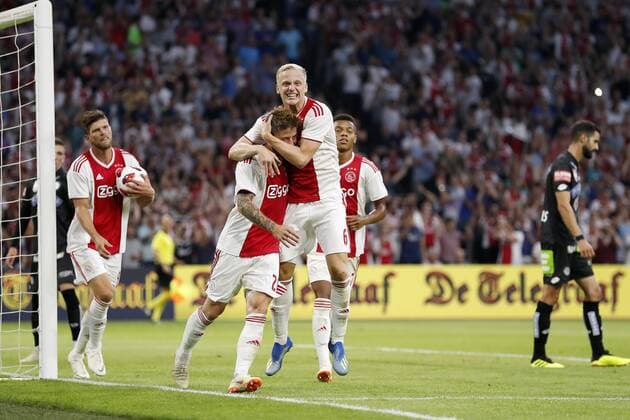 (L-R) Dario Maresic of Sturm Graz, Klaas Jan Huntelaar of Ajax, Lasse Schone of Ajax, Donny van de Beek of Ajax, David Neres of Ajax, Tassos Avlonitis of Sturm Graz during the UEFA Champions League second round qualifying first leg match between Ajax Amsterdam and Sturm Graz at the Johan Cruijff Arena on July 25, 2018 in Amsterdam, The Netherlands UEFA Champions League 2018 2019 xVIxVIxImagesx xMauricexvanxSteenxIVx 11586618