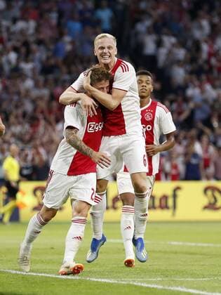 (L-R) Lasse Schone of Ajax, Donny van de Beek of Ajax, David Neres of Ajax, during the UEFA Champions League second round qualifying first leg match between Ajax Amsterdam and Sturm Graz at the Johan Cruijff Arena on July 25, 2018 in Amsterdam, The Netherlands UEFA Champions League 2018 2019 xVIxVIxImagesx xMauricexvanxSteenxIVx 11586620