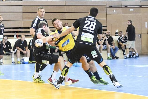 Handball Testspiel Rhein Vikings vs Rhein-Neckar Löwen am 25.07.2018 im Castello in Düsseldorf Rhein Viking Srdjan Predragovic (Nr.28) gegen Rhein-Neckar Loewe Janink Kohlbacher (Nr.80)